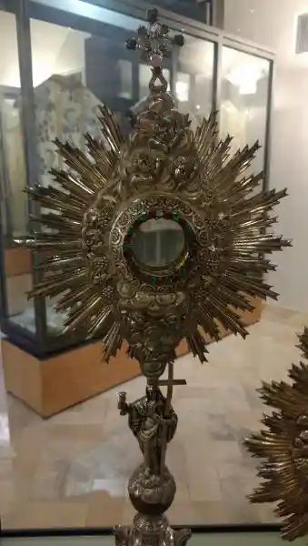 Monstrance, sun shape with a cross on top and bottom
